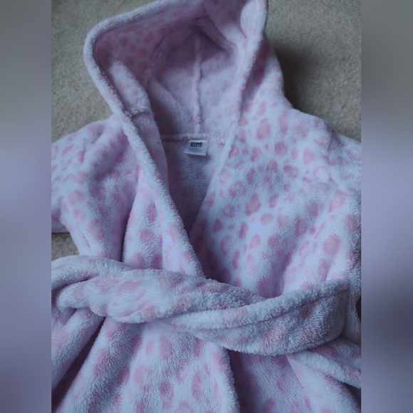 Fluffy animal Print robe 🤍 - Picture 2 of 3